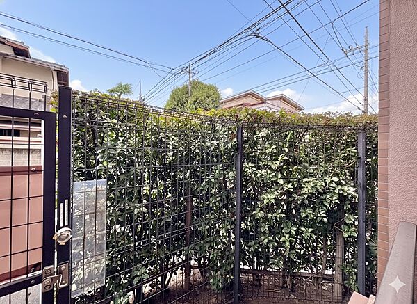 窓を開けると広がる青空。心をリフレッシュして日々を過ごしていきましょう。
