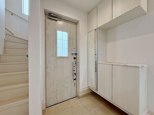 シューズボックスを完備した玄関です。