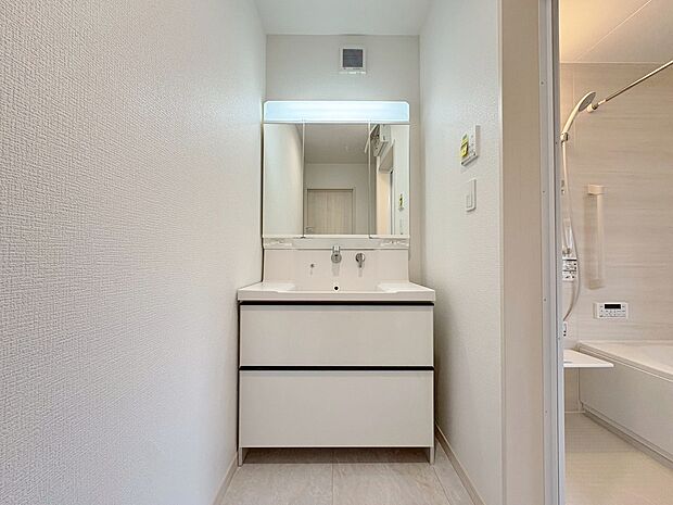 何かと物が増える場所だからこそ、スッキリと見映えの良い空間に。