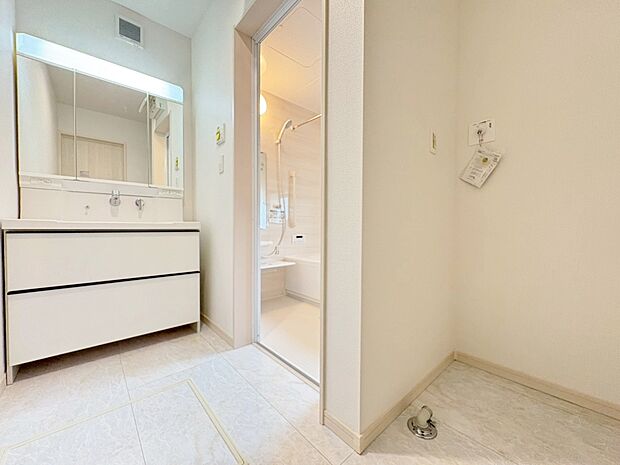 清潔感と心地よさを重視した、上質感漂うパウダールーム。