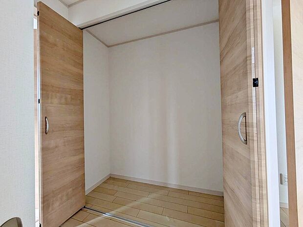 居室にはクローゼットがあり、荷物もスッキリ収納して快適にお過ごしいただけます。