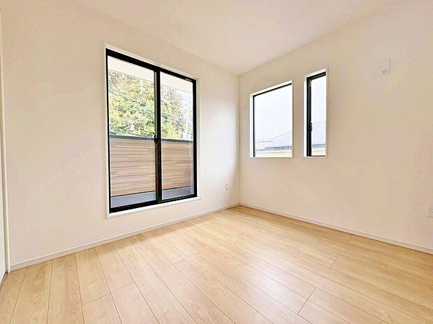 ベッドも十分に設置するスペースがあります。