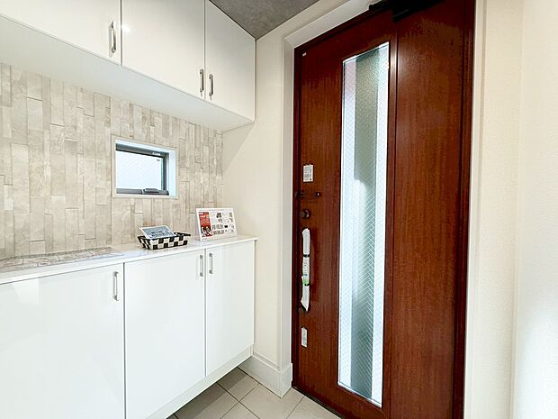 シューズボックスを完備した玄関です。