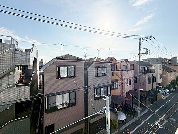 窓を開けると広がる青空。心をリフレッシュして日々を過ごしていきましょう。