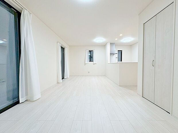 忙しく過ぎゆく日常を置き去るほど、ゆったりした時間が流れるリビング。