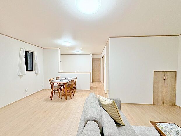 忙しく過ぎゆく日常を置き去るほど、ゆったりした時間が流れるリビング。