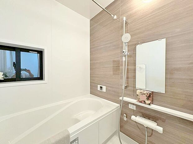 一日の疲れを癒すバスルームは、心地よいリラックスを叶える清潔感溢れる空間です。