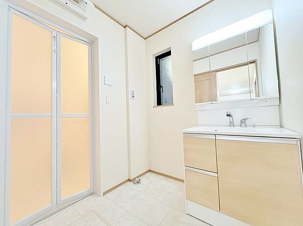 清潔感と心地よさを重視した、上質感漂うパウダールーム。