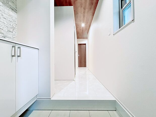 シューズボックスを完備した玄関です。