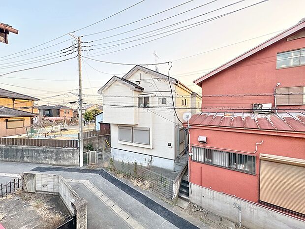 窓を開けると広がる青空。心をリフレッシュして日々を過ごしていきましょう。