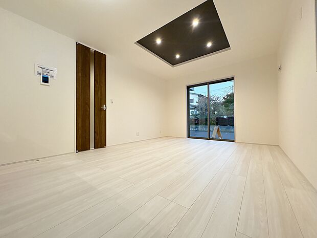 忙しく過ぎゆく日常を置き去るほど、ゆったりした時間が流れるリビング。