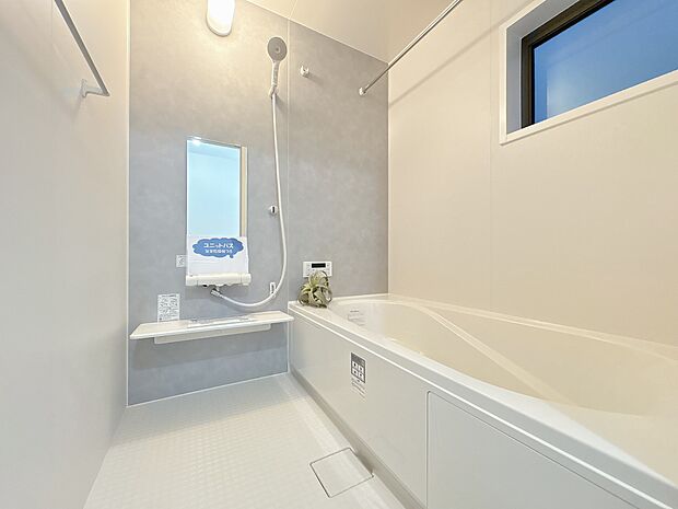 一日の疲れを癒すバスルームは、心地よいリラックスを叶える清潔感溢れる空間です。