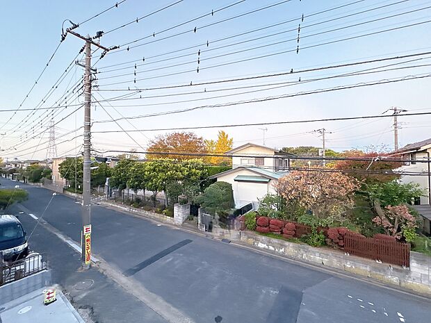 窓を開けると広がる青空。心をリフレッシュして日々を過ごしていきましょう。