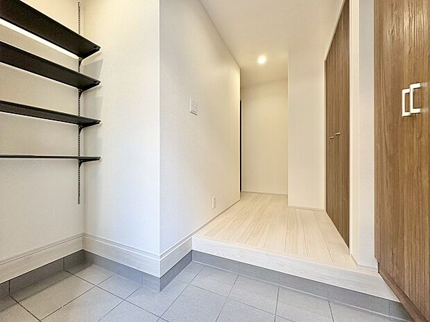 シューズボックスを完備した玄関です。