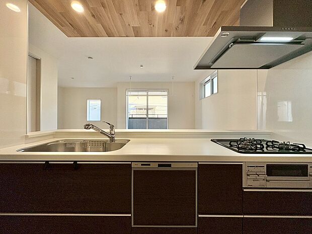 スマートな意匠と充実の機能を備えたキッチンが、暮らしにおいしい彩りを添えます。