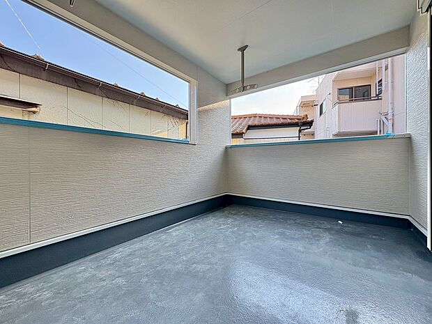 暮らしの中で、光と風を演出してくれるバルコニー。