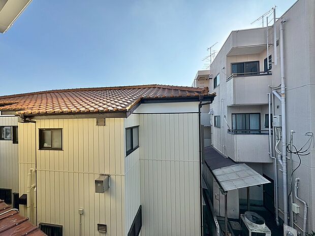 窓を開けると広がる青空。心をリフレッシュして日々を過ごしていきましょう。