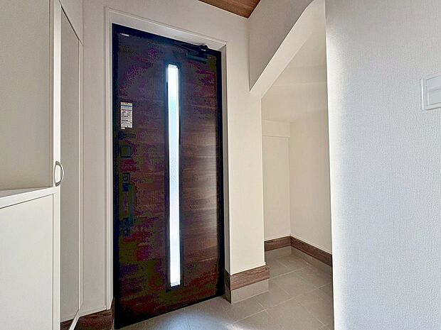 シューズボックスを完備した玄関です。