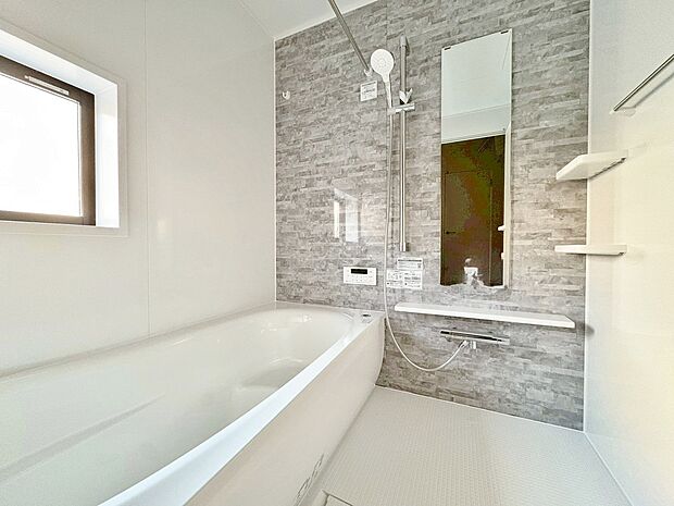 一日の疲れを癒すバスルームは、心地よいリラックスを叶える清潔感溢れる空間です。