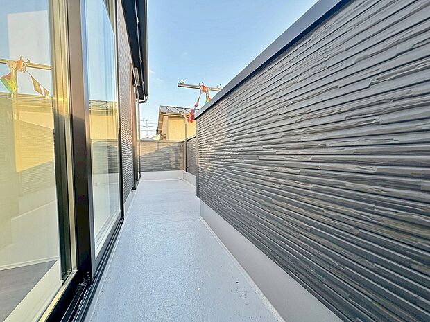 暮らしの中で、光と風を演出してくれるバルコニー。