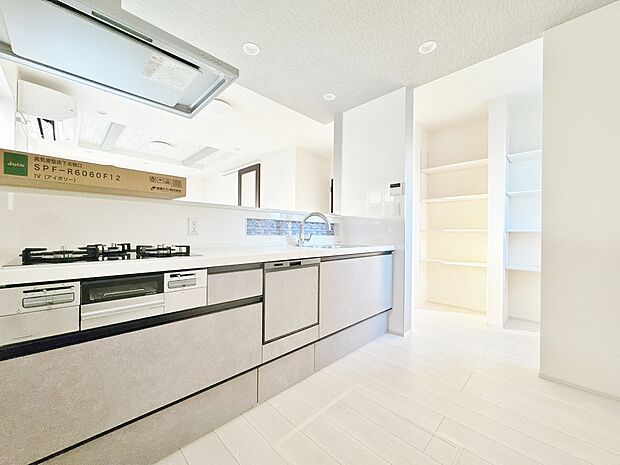 スマートな意匠と充実の機能を備えたキッチンが、暮らしにおいしい彩りを添えます。