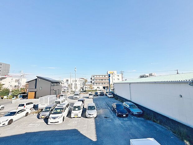 窓を開けると広がる青空。心をリフレッシュして日々を過ごしていきましょう。