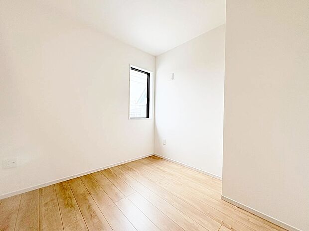 ベッドも十分に設置するスペースがあります。