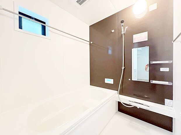 一日の疲れを癒すバスルームは、心地よいリラックスを叶える清潔感溢れる空間です。