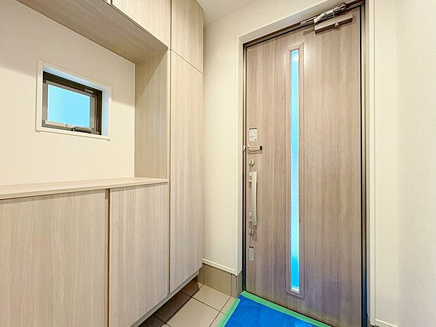 シューズボックスを完備した玄関です。