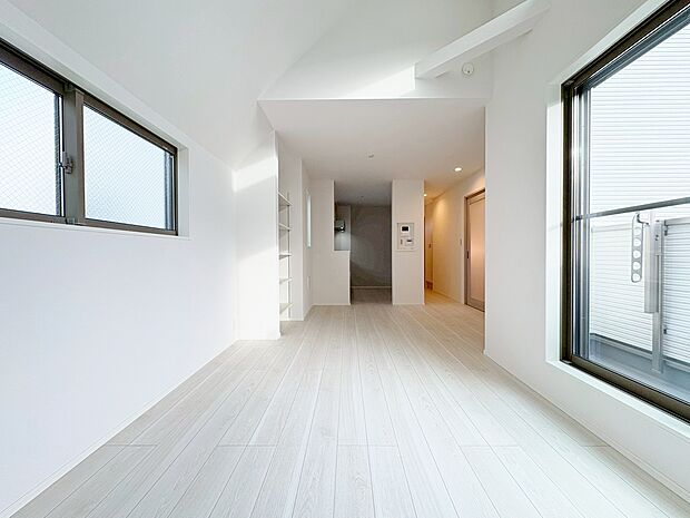 忙しく過ぎゆく日常を置き去るほど、ゆったりした時間が流れるリビング。