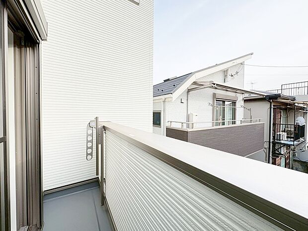 暮らしの中で、光と風を演出してくれるバルコニー。