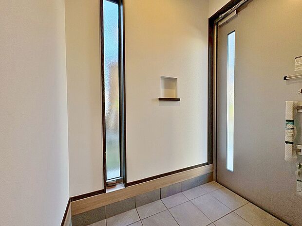 シューズボックスを完備した玄関です。