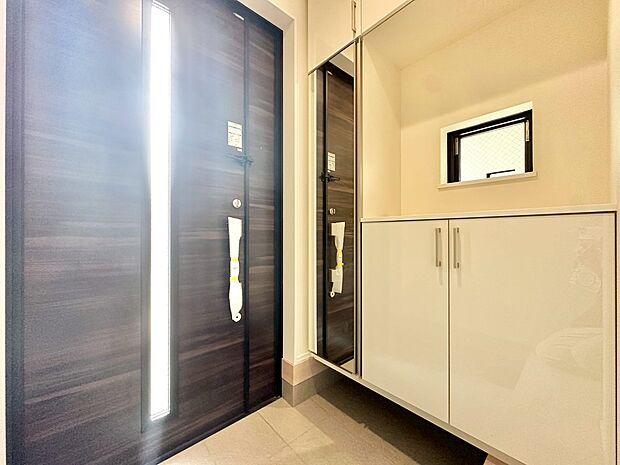 シューズボックスを完備した玄関です。