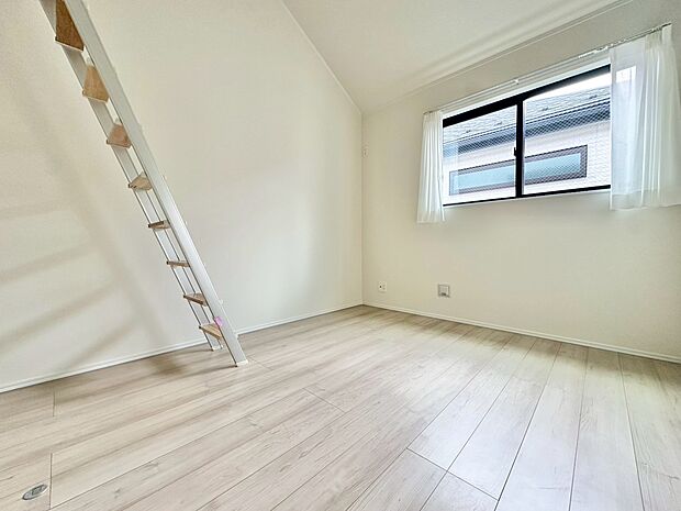 ベッドも十分に設置するスペースがあります。