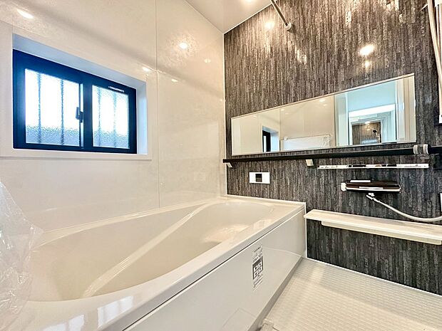 一日の疲れを癒すバスルームは、心地よいリラックスを叶える清潔感溢れる空間です。