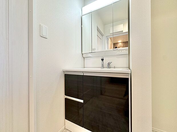 何かと物が増える場所だからこそ、スッキリと見映えの良い空間に。