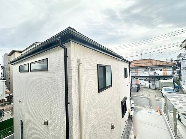 窓を開けると広がる青空。心をリフレッシュして日々を過ごしていきましょう。