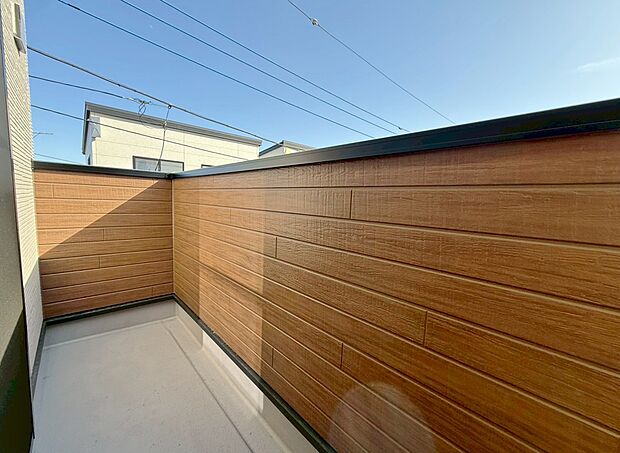 暮らしの中で、光と風を演出してくれるバルコニー。