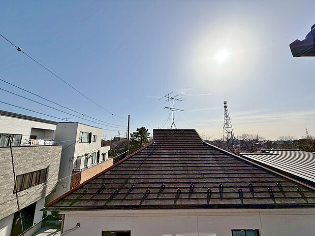 窓を開けると広がる青空。心をリフレッシュして日々を過ごしていきましょう。