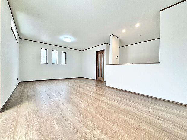 忙しく過ぎゆく日常を置き去るほど、ゆったりした時間が流れるリビング。