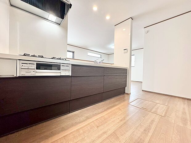 スマートな意匠と充実の機能を備えたキッチンが、暮らしにおいしい彩りを添えます。