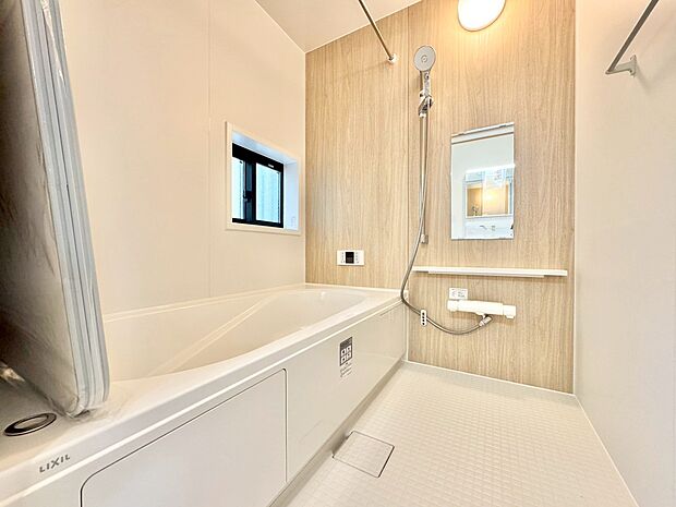 一日の疲れを癒すバスルームは、心地よいリラックスを叶える清潔感溢れる空間です。