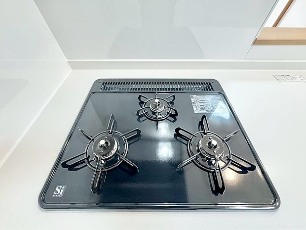 3口コンロで、お料理の効率もアップ。使い勝手の良さを考えました。