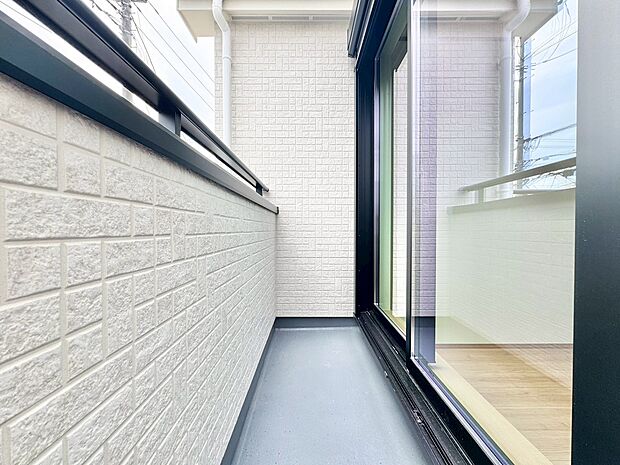 暮らしの中で、光と風を演出してくれるバルコニー。