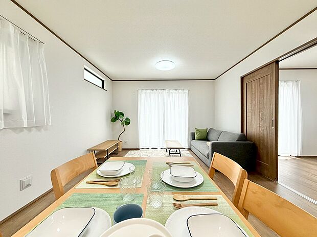 忙しく過ぎゆく日常を置き去るほど、ゆったりした時間が流れるリビング。