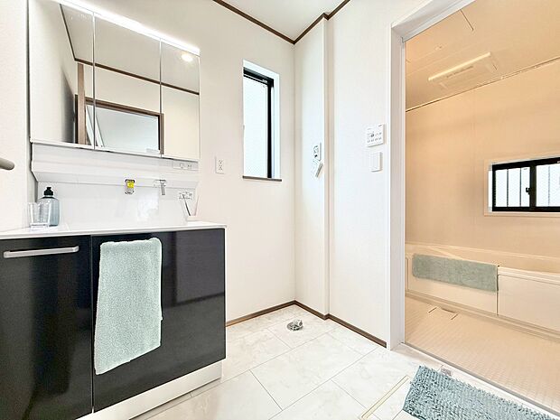 清潔感と心地よさを重視した、上質感漂うパウダールーム。