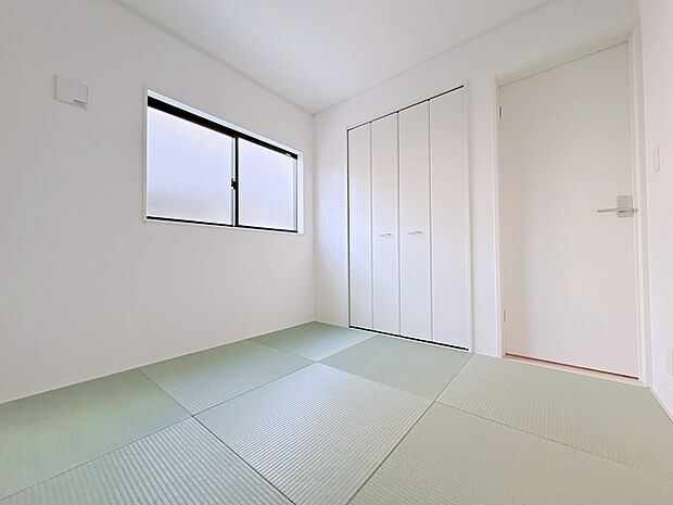 木の温もりを感じながら、落ち着く和室でくつろぎください。