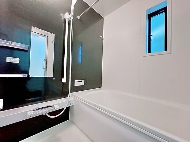 一日の疲れを癒すバスルームは、心地よいリラックスを叶える清潔感溢れる空間です。