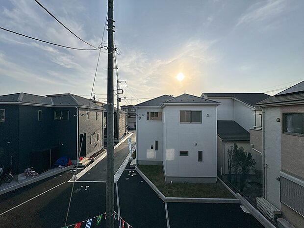 窓を開けると広がる青空。心をリフレッシュして日々を過ごしていきましょう。
