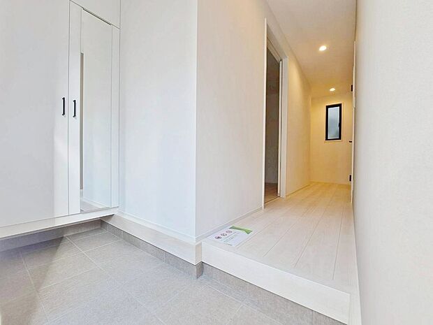 シューズボックスを完備した玄関です。